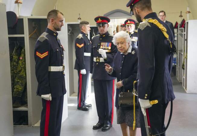 Au château de Windsor, Elizabeth II a fait la conversation au membres du Royal Regiment of Canadian Artillery. 
