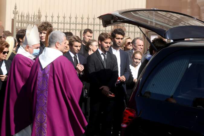 Dominique Tapie, Louis Tapie et Rodolphe Tapie réunis à la sortie des obsèques de Bernard Tapie, en la Cathédrale La Major, à Marseille, le 8 octobre 2021.