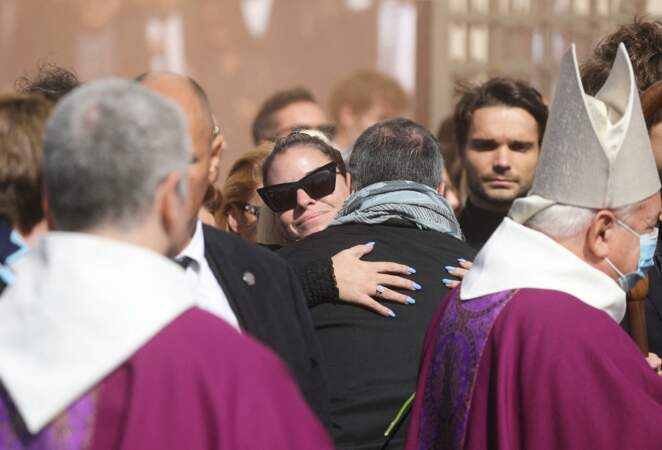 Sophie Tapie serre des proches dans ses bras à la sortie des obsèques de Bernard Tapie, en la Cathédrale La Major, à Marseille, le 8 octobre 2021.