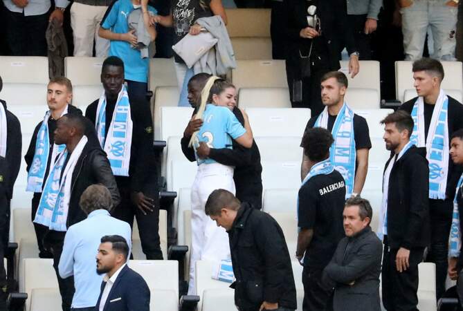 Sophie Tapie entourée des supporters de l'OM lors de la cérémonie d'hommage à Bernard Tapie au stade Vélodrome à Marseille, France, le 7 octobre 2021. 
