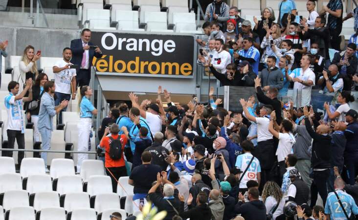 Sophie Tapie en communion avec les supporters de l'OM lors de la cérémonie d'hommage à Bernard Tapie au stade Vélodrome à Marseille, France, le 7 octobre 2021. 
