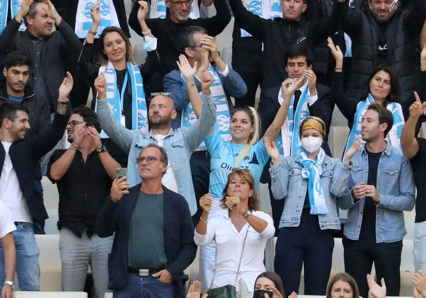 Sophie Tapie avec les supporters de l'OM lors de la cérémonie d'hommage à son père Bernard Tapie au stade Vélodrome à Marseille, France, le 7 octobre 2021. 