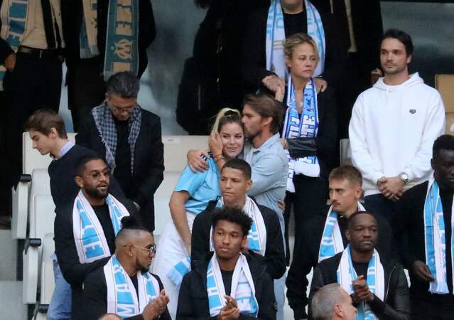 Sophie Tapie et les joueurs de l'OM lors de la cérémonie d'hommage à son père Bernard Tapie au stade Vélodrome à Marseille, France, le 7 octobre 2021. 