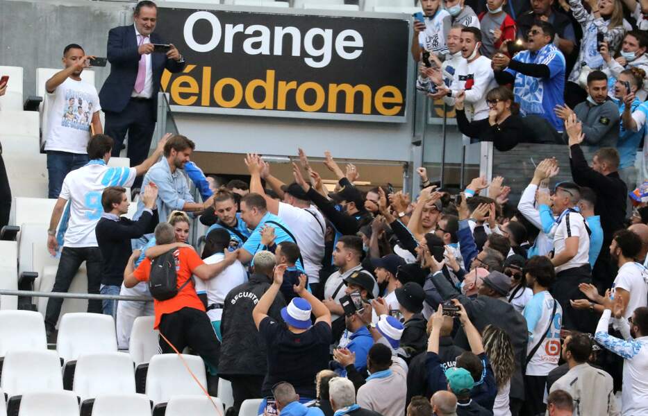 Sophie Tapie entourée des supporters de l'OM lors de la cérémonie d'hommage à Bernard Tapie au stade Vélodrome à Marseille, France, le 7 octobre 2021. 