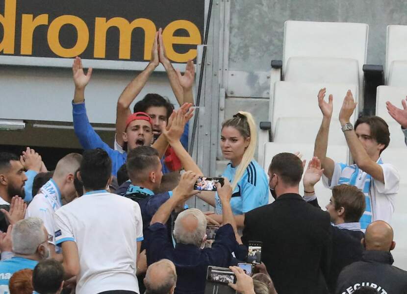 Sophie Tapie avec les supporters de l'OM lors de la cérémonie d'hommage à Bernard Tapie au stade Vélodrome à Marseille, France, le 7 octobre 2021. 