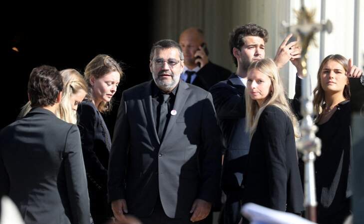 Plusieurs membres de la famille de Bernard Tapie, dont son fils Stéphane Tapie, aux obsèques de l'ancien ministre, en la cathédrale de la Major, à Marseille, le 8 octobre 2021.