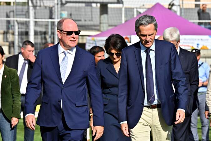 PHOTOS - Le prince Albert de Monaco et Xavier Beck, le maire de Cap d'Ail, le 8 octobre 2021, au stade D. Deschamps. 