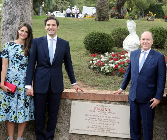 PHOTOS - Albert de Monaco aux côtés du prince Jean Christophe Napoleon et de son épouse Olympia von Arco-Zinneberg, près du buste en hommage à l'impératrice Eugenie, dans les jardins de Monaco, le 9 octobre. 