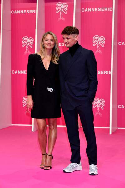 Virginie Efira et son compagnon Niels Schneider lors du photocall de Canneseries au Palais des Festivals 