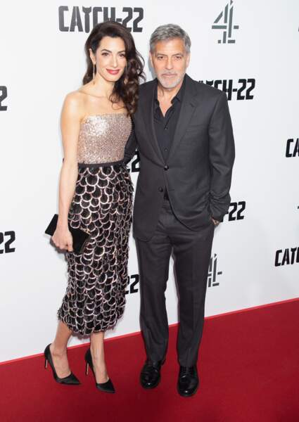 Amal Clooney en 2019  : en top bustier et jupe midi à la première Catch 22