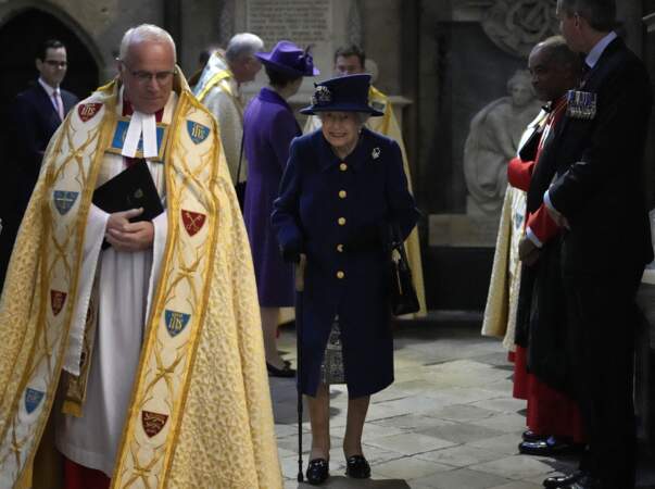 La reine s'est aidée de sa canne pour quitter l'abbaye de Westminster et rejoindre sa voiture.