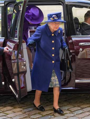 En sortant de la voiture, stationnée devant une entrée secondaire de l'abbaye de Westminster, Elizabeth II n'avait pas encore sa canne.