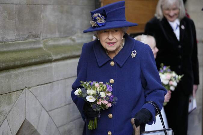 Depuis 2004, année où elle a été opérée du genou, la reine Elizabeth II n'était plus jamais apparue avec une canne pour l'aider à marcher.