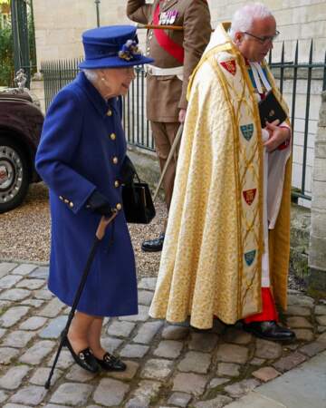En rentrant dans l'abbaye de Wesminster, Elizabeth II, ici à côté de l'évêque, était aidée de sa canne.