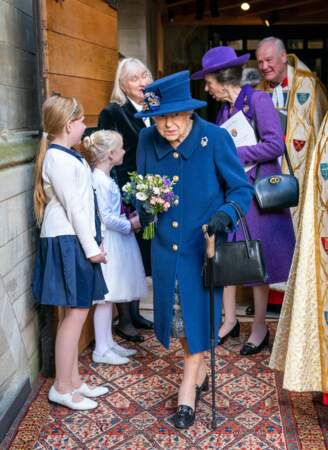 La reine dAngleterre et la princesse Anne saluant le personnel de l'abbaye de Westminster et remerciant les enfants de chœur, le 12 octobre 2021.
