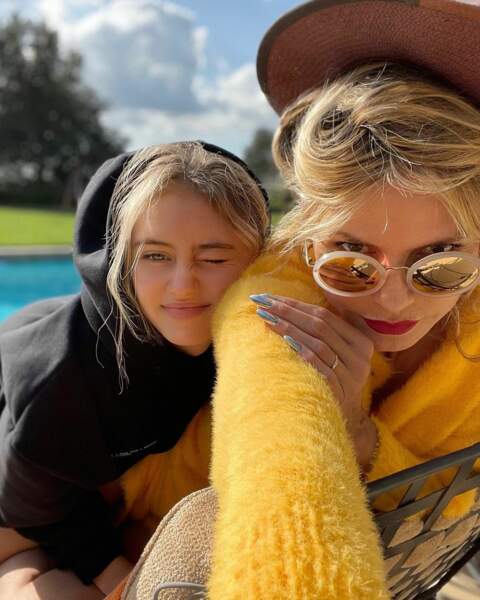 Facétieuses et très complices, Heidi Klum et sa fille s'offrent un moment de détente au bord de leur piscine, le 21 mars 2021 à Los Angeles. 
