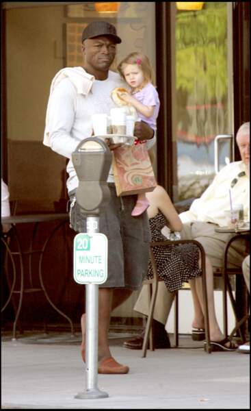 Fille biologique de l'homme d'affaire italien Flavio Briatore, Leni Klum a été élevée et adoptée par le chanteur Seal, qui partagea la vie de sa mère Heidi Klum jusqu'en 2012. 