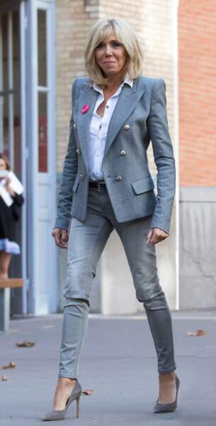 Brigitte Macron en jean slim, escarpins et veste de blazer pour la dictée Ela de 2017