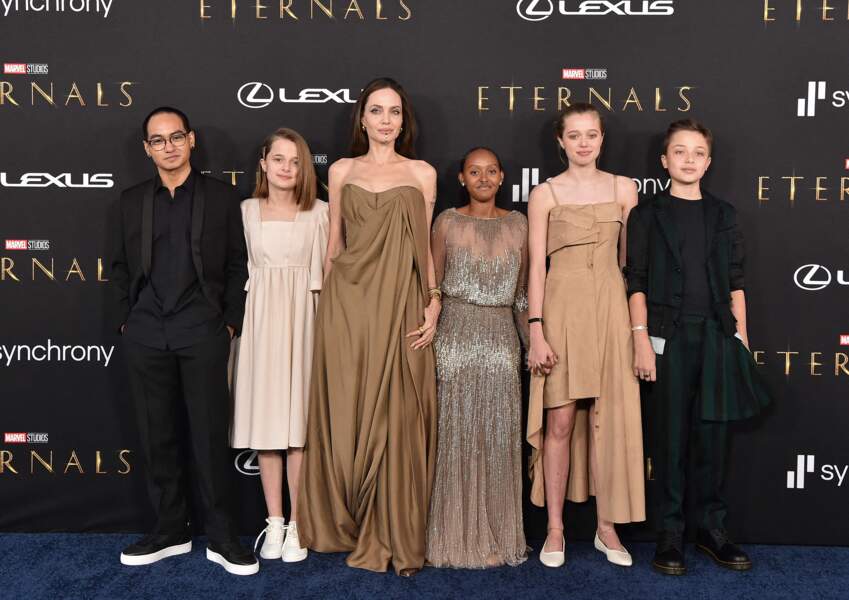 Maddox Jolie-Pitt, Vivienne Jolie-Pitt, Angelina Jolie, Knox Jolie-Pitt, Shiloh Jolie-Pitt qui est presque aussi grande que sa mère, et Zahara Jolie-Pitt qui porte une robe Elie Saab de sa maman.