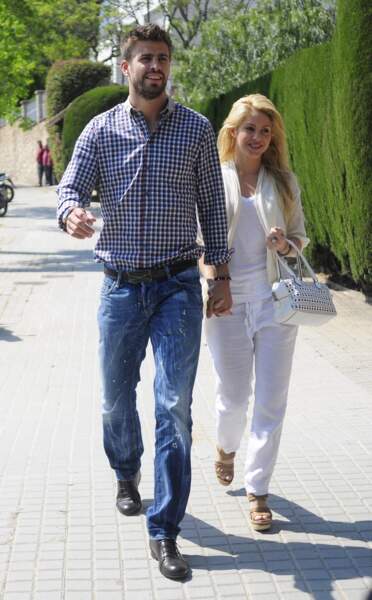 Shakira et Gerard Piqué, dans les rues de Barcelone, en avril 2011.