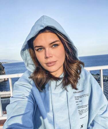 Camille Gottlieb très stylée toute de bleu vêtue. Capuche sur la tête, elle profite du bord de mer monégasque an mars 2021.