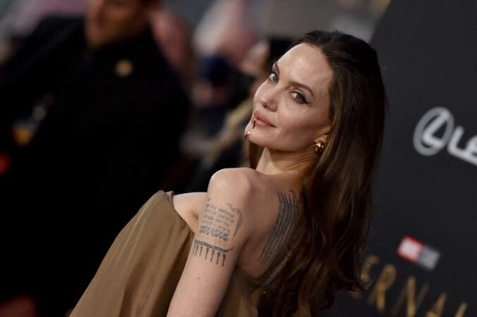 Angelina Jolie radieuse avec ses cheveux longs et ses tatouages à la première du film "Eternals" au studio Marvel à Los Angeles, le 18 octobre 2021.