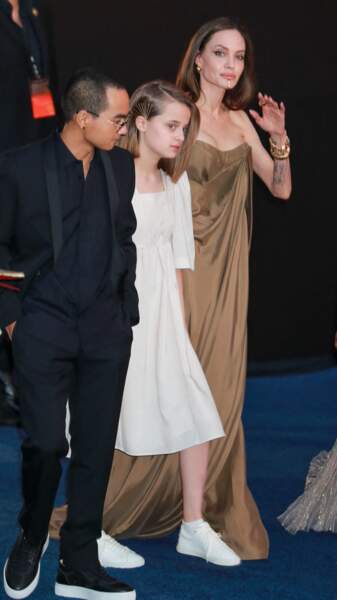 Angelina Jolie entourée de Maddox, 20 ans et Vivienne, 13 ans