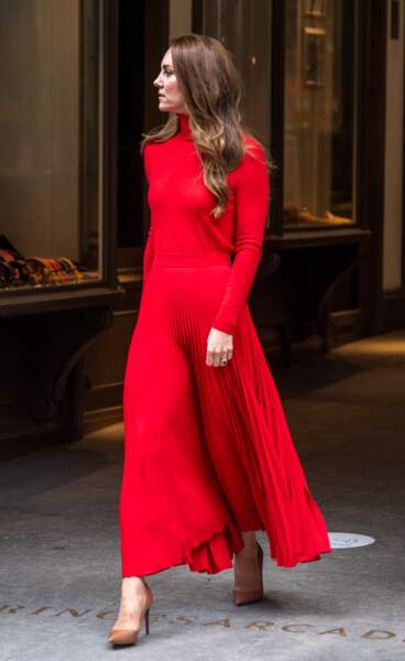 Kate Middleton porte un pull col roulé Ralph Lauren et une jupe longue plissée Christopher Kane