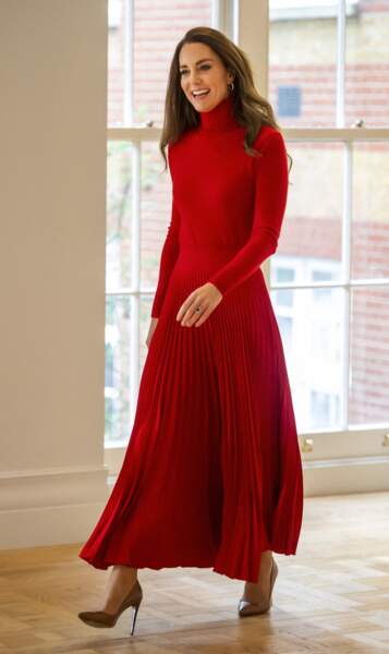 Kate Middleton fait toujours sensation avec ses longues jupes plissées