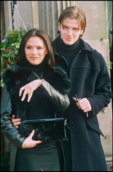 David et Victoria Beckham, lors de l'annonce de leurs fiançailles en 1998. Posh est alors au sommet de sa carrière avec les Spice Girls