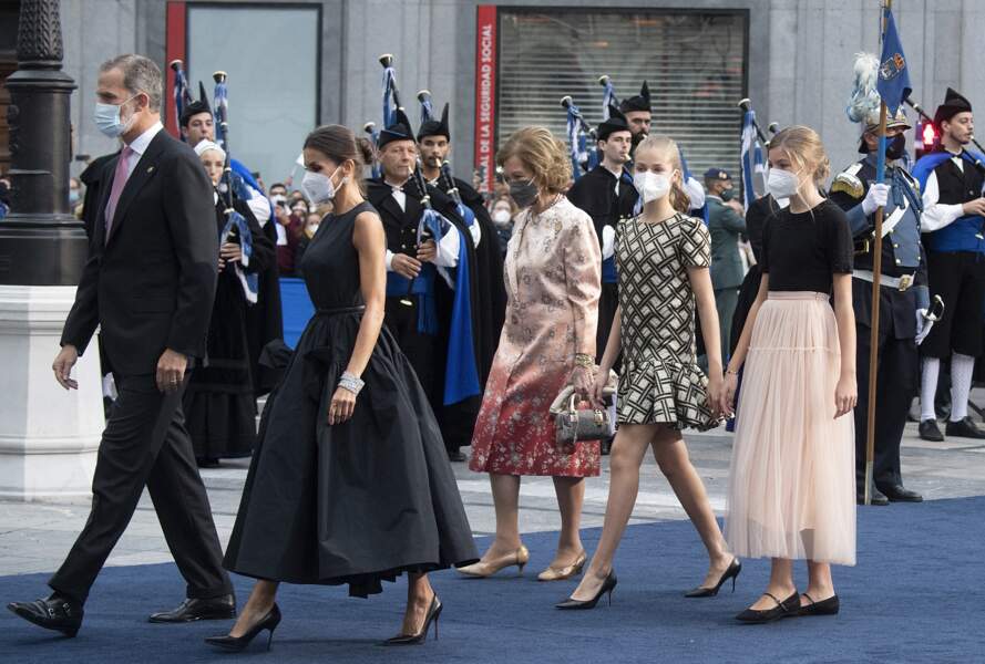 Le roi Felipe V et la reine Letizia d'Espagne avec leurs filles à la cérémonie de remise des prix, le 22 octobre