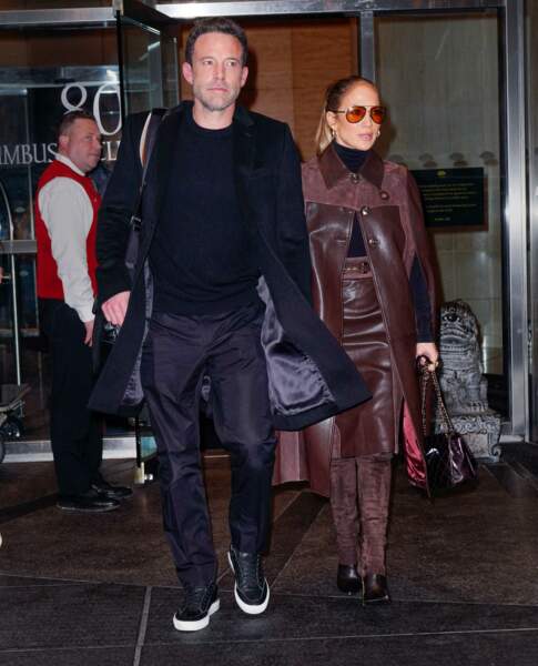 Jennifer Lopez en pull col roulé noir sous sa jupe midi et sa veste assortie, le 10 octobre 2021.