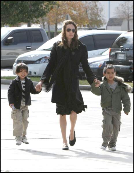 Angelina Jolie entourée de ses deux garçons Maddox et Pax