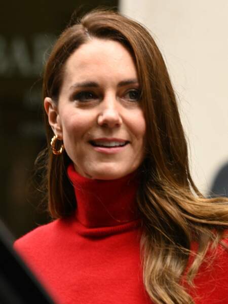 Kate Middleton porte le pull col roulé rouge Ralph Lauren. Simple mais efficace, le 19 octobre 2021.