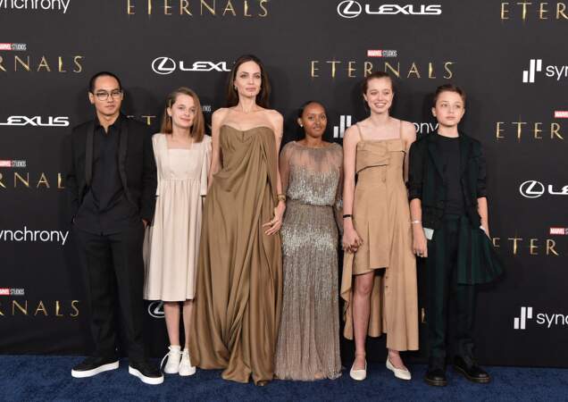 Angelina Jolie pose fièrement avec cinq de ses enfants qui ont bien grandi