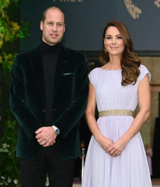Le prince William craque lui aussi pour un col roulé noir sous sa veste en velours verte, le 17 octobre 2021.