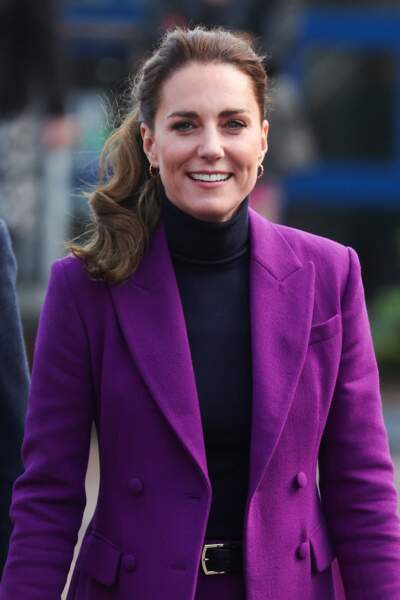 Kate Middleton mise aussi sur un pull col roulé sous son ensemble violet.