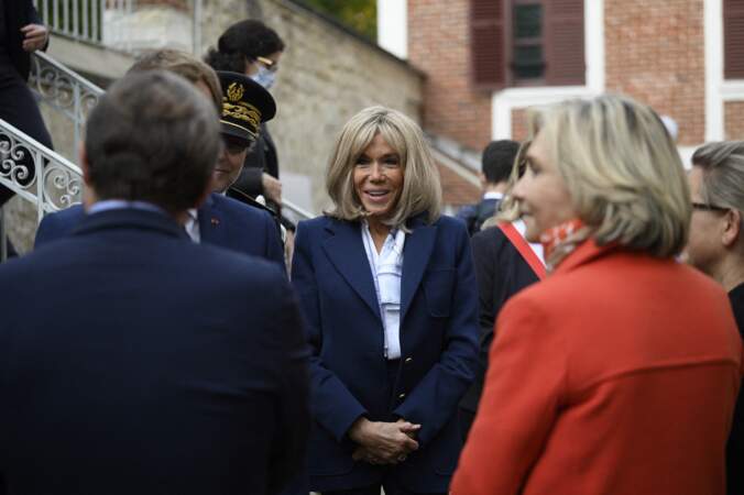 Toujours aussi chic, Brigitte Macron a misé sur une costume pantalon bleu marine pour assister à l'inauguration du Musée Dreyfus dans la Maison Zola, à Medan, le 26 octobre 2021. 