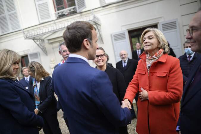 Le président de la République Emmanuel Macron et son épouse Brigitte Macron salue la présidente de la région Île-de-France Valérie Pécresse avant d'entamer la visiter de la Maison Zola, à Medan, le 26 octobre 2021.