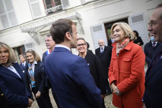 Lors de sa visite de la Maison Zola, Emmanuel Macron a salué Valérie Pécresse, présidente de la région Zola, c'est aussi ce combat pour lequel il a pris des risques fous, un combat éminemment républicain, à Medan, le 26 octobre 2021.
