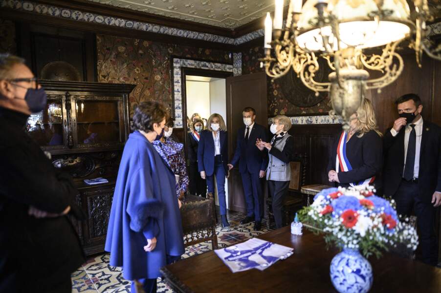 Guidés par Martine Le Blond-Zola (arrière-petite-fille de l'écrivain Emile Zola), Emmanuel et Brigitte Macron ont visité la maison Zola consacré à l'écrivain naturaliste, à Medan, le 26 octobre 2021.
