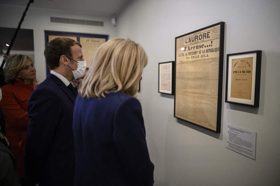 Le couple Macron a pris le temps de lire l'article "J'accuse" écrit par Émile Zola lors de l'affaire Dreyfus, affiché dans le musée Dreyfus, à Medan, le 26 octobre 2021.