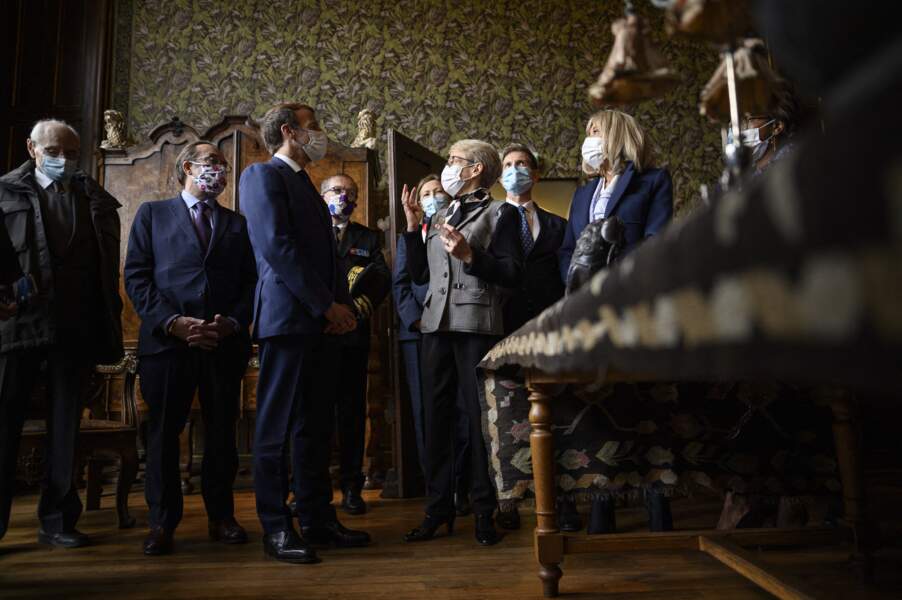Passionné de culture, le chef de l'État Emmanuel Macron a écouté attentivement sa guide Martine Le Blond-Zola, arrière-petite-fille d'Émile Zola lors de la visite de la maison de l'écrivain, à Medan, le 26 octobre 2021.