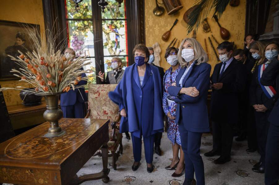 Aux côtés de la Ministre de la culture Roselyne Bachelot, la Première dame Brigitte Macron a admiré la décoration de la Maison Zola, à Medan, inaugurée le 26 octobre 2021.