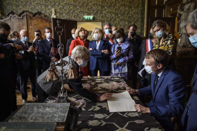Lors de la visite de la Maison Zola, le président de la République Emmanuel Macron s'est entretenu avec l'écrivain et journaliste Martine Le Blond-Zola (arrière-petite-fille de l'écrivain Émile Zola), à Medan, le 26 octobre 2021.