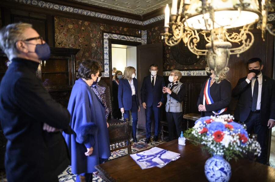 Brigitte Macron, ancienne professeure de lettres, n'aurait manqué pour rien au monde la visite de la Maison Zola, à Medan, le 26 octobre 2021.