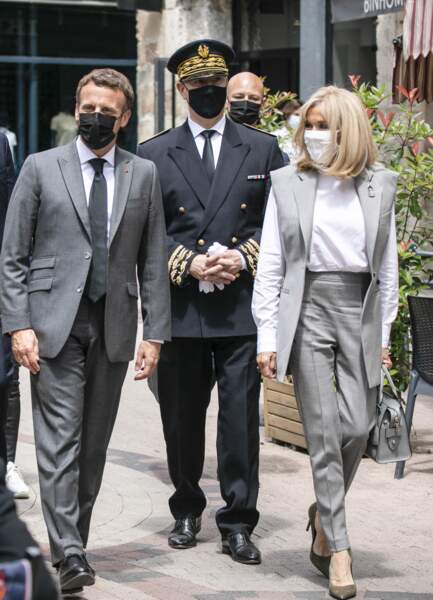 Brigitte Macron en pantalon et gilet de costume, le 8 juin 2021
 