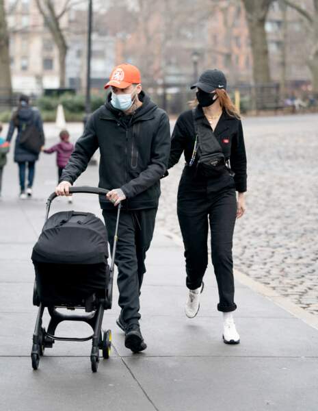 Gigi Hadid et Zayn Malik en total look noir et casquette avec leur fille, Khai, le 26 mars 2021.