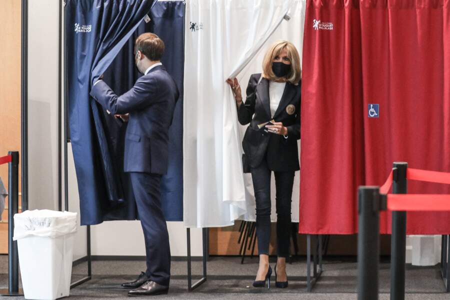 Brigitte Macron en veste, escarpins et slim pour voter, le 20 juin 2021.