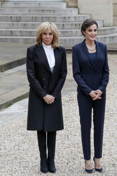 Brigitte Macron et Letizia d'Espagne en veste, pantalon  et escarpins, le 11 mars 2020.